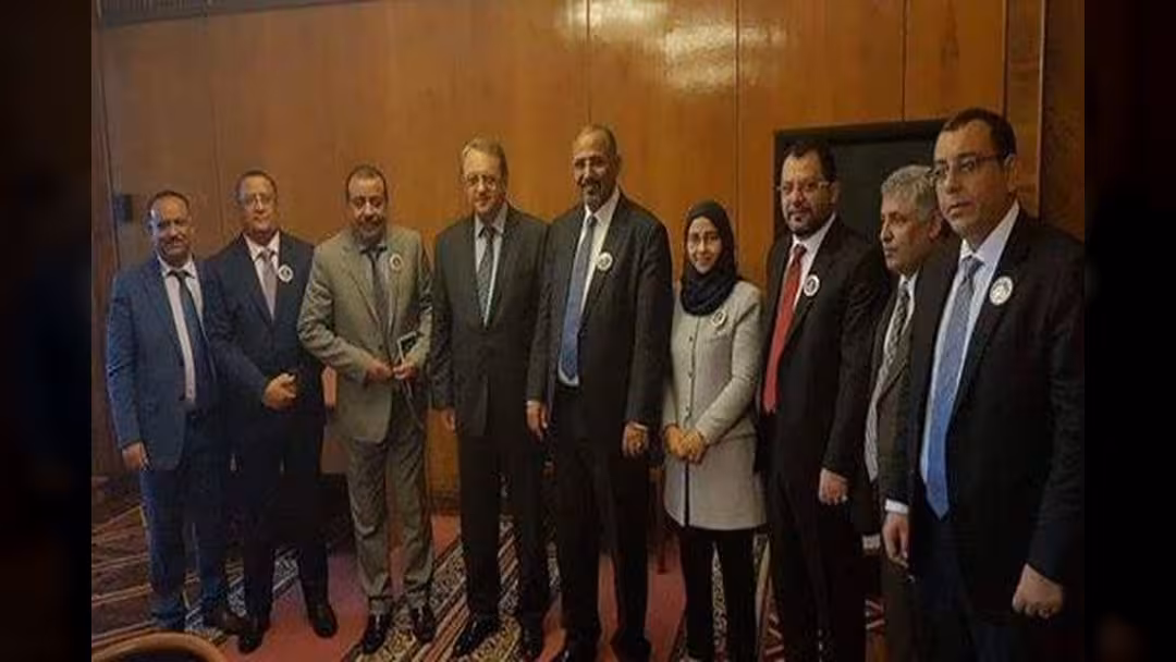 وفد من المجلس الانتقالي الجنوبي برئاسة الزبيدي يلتقي مسؤولين في روسيا