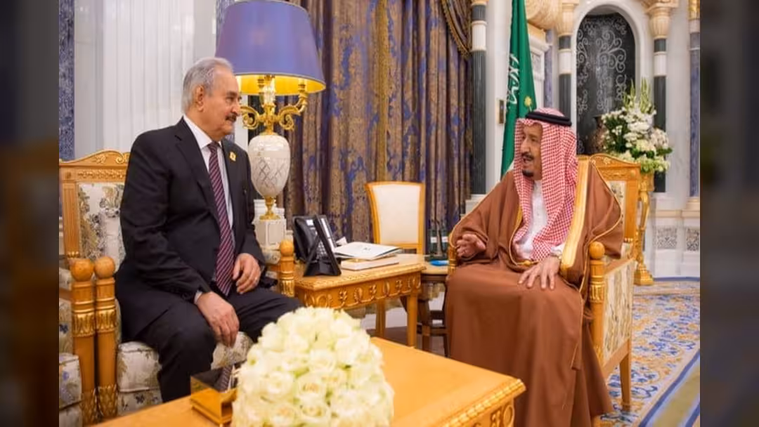 العاهل السعودي يبحث مع خليفة حفتر مستجدات الوضع في ليبيا