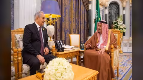 العاهل السعودي يبحث مع خليفة حفتر مستجدات الوضع في ليبيا