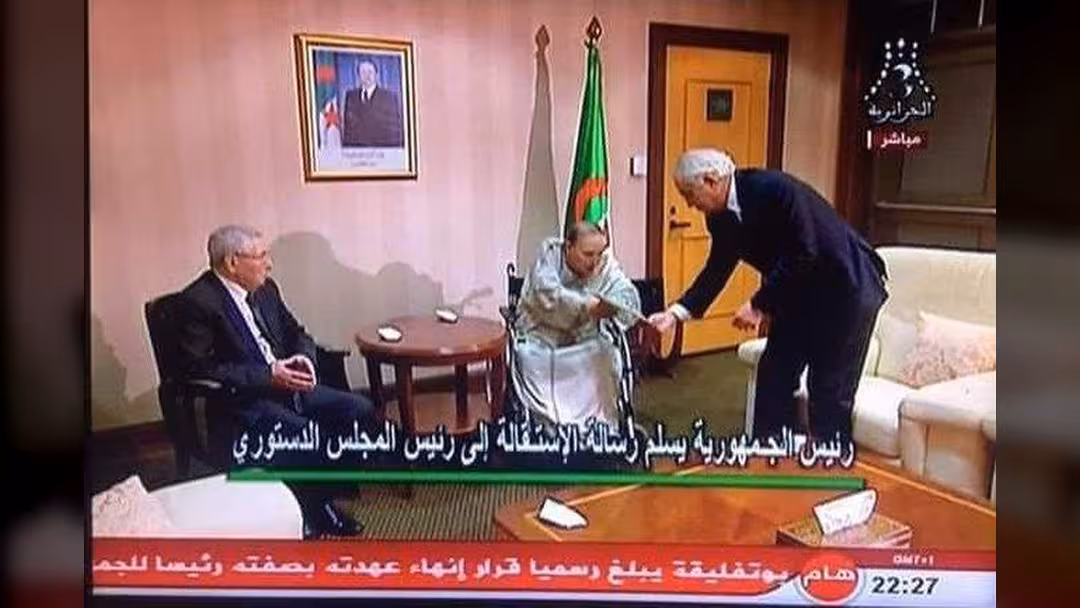 شاهد فيديو.. بهذا المشهد القصير أنهى بوتفليقة 20 عاماً بحكم الجزائر