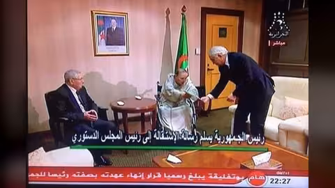 شاهد فيديو.. بهذا المشهد القصير أنهى بوتفليقة 20 عاماً بحكم الجزائر