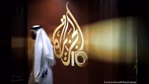 قناة الجزيرة توقف صحفيين بسبب تقرير عن الهولوكوست