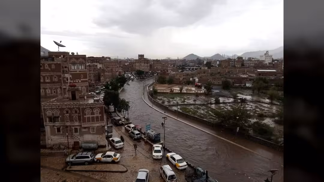 بالفيديو.. شوارع صنعاء تغرق بالسيول بعد الأمطار الغزيرة
