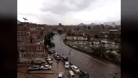 بالفيديو.. شوارع صنعاء تغرق بالسيول بعد الأمطار الغزيرة
