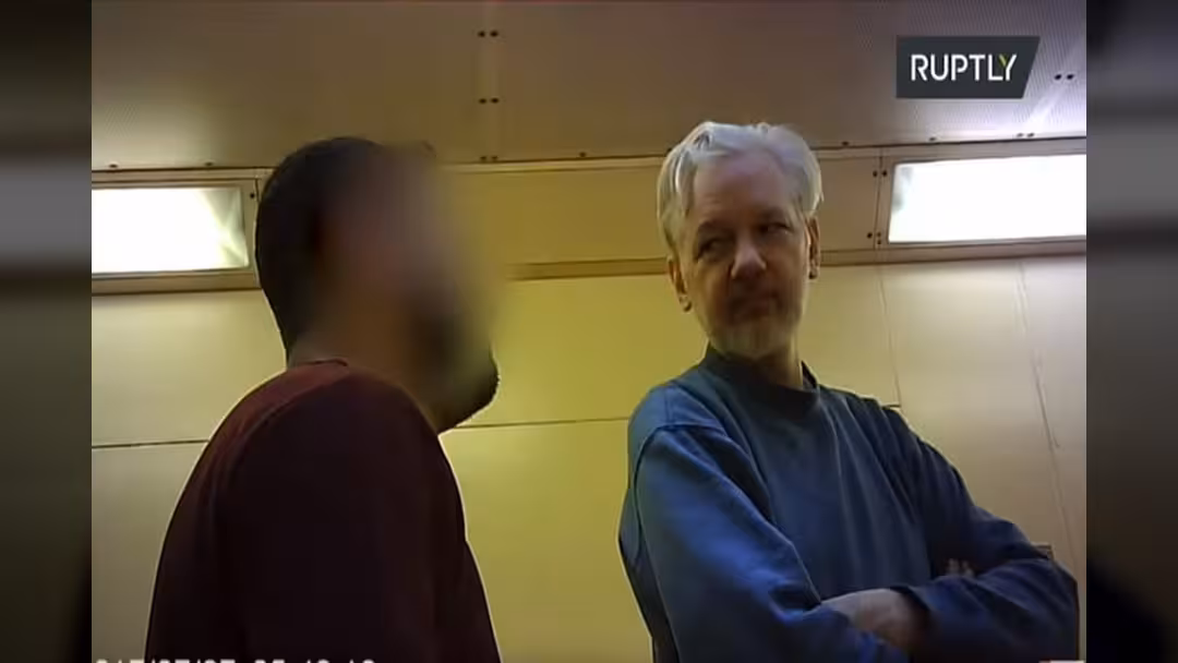 شاهد.. أول فيديو لمؤسس موقع ويكيليكس من داخل سجنه في بريطانيا