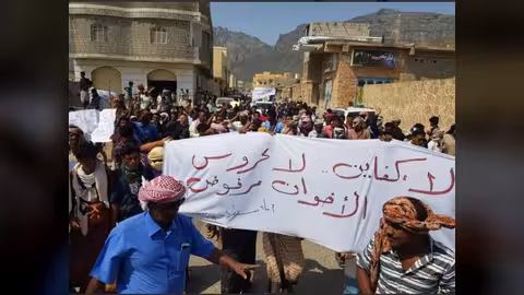 تظاهرة لأنصار الانتقالي في سقطرى بعد إعلان المحافظ إحباط هجوم على الميناء