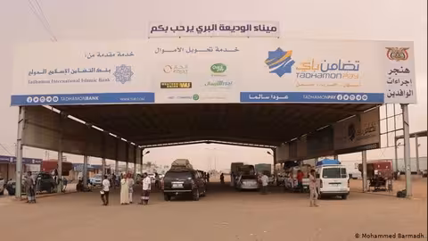 إيقاف النقل إلى منفذ الوديعة بين اليمن والسعودية بسبب الازدحام