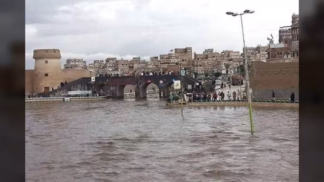 انتشال جثة طفل لقي مصرعه غرقاً في سائلة صنعاء