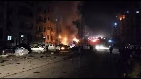 بالفيديو.. تفاصيل مواجهات عنيفة في عتق شبوة وتقدم الشرعية.. واتهام القوات الإماراتية