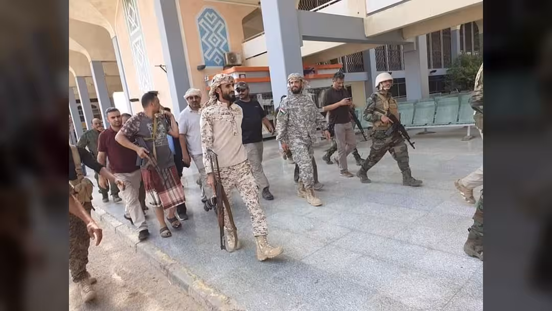بالصور.. ظهور عيدروس الزبيدي وهاني بن بريك في مطار عدن