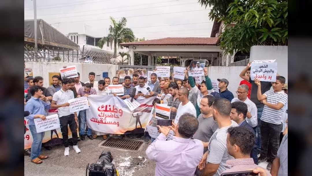 يمنيون في ماليزيا ينظمون وقفة لدعم الحكومة بعد أحداث عدن