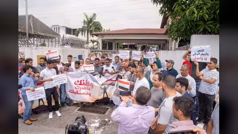 يمنيون في ماليزيا ينظمون وقفة لدعم الحكومة بعد أحداث عدن
