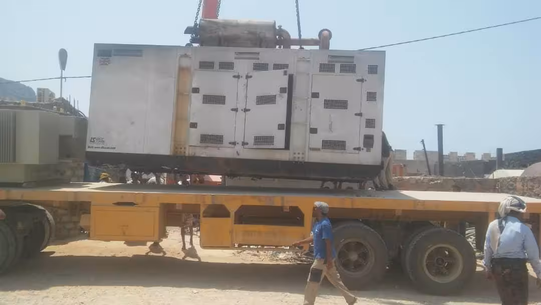 بالصور - نهب مولدات كهرباء سقطرى واتهام المندوب الإماراتي خلفان المزروعي
