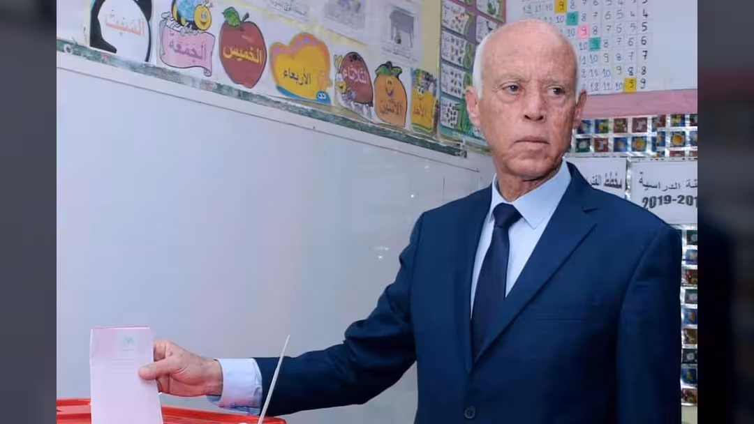 من هو قيس سعيد - المرشح الأوفر حظاً في انتخابات رئاسة تونس؟