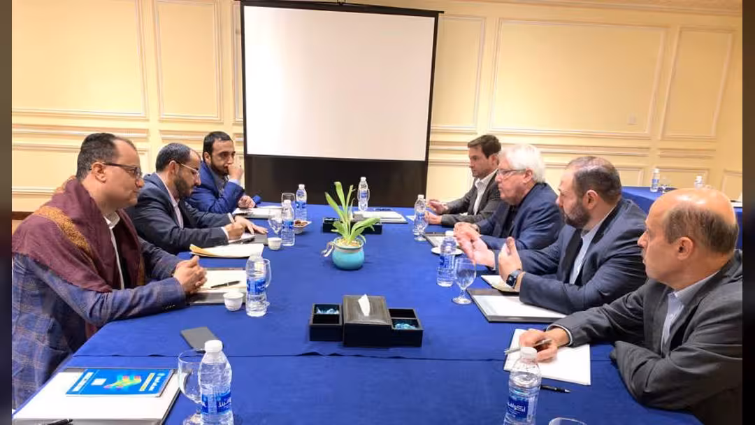 بعد زيارته صنعاء.. هذا ما ناقش غريفيث مع وفد الحوثيين في مسقط