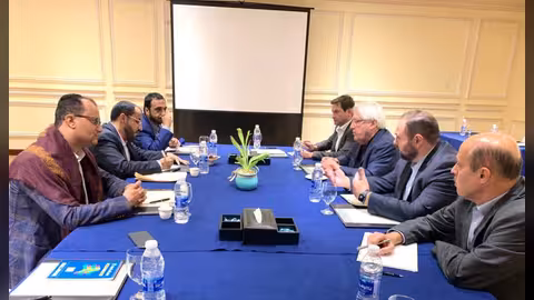 بعد زيارته صنعاء.. هذا ما ناقش غريفيث مع وفد الحوثيين في مسقط