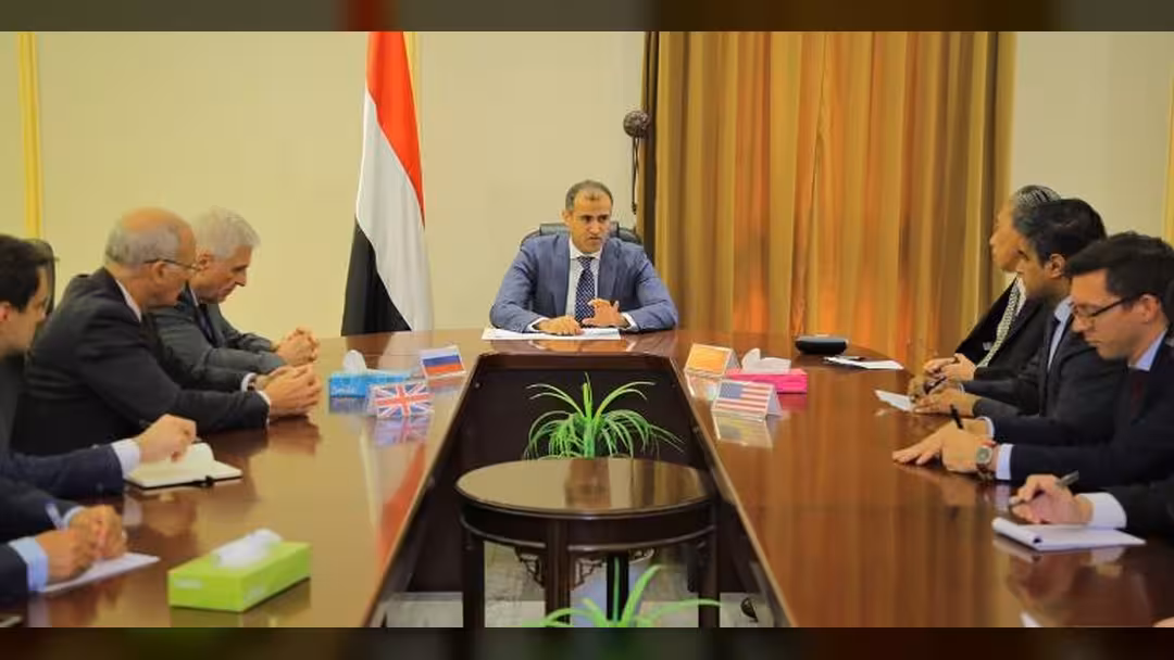 حوار جدة: الحضرمي يبلغ سفراء الخمس موقف الحكومة ودعم جهود السعودية