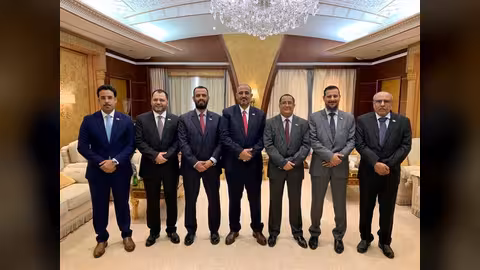 المجلس الانتقالي يعلن تفاصيل ونتائج لقاء الزبيدي مع الرئيس هادي