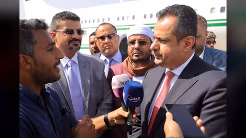بالصور.. رئيس الحكومة معين عبدالملك يعود إلى عدن - أول تصريح
