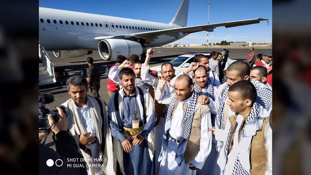 المرتضى يؤكد استقبال 128 أسيراً.. ومحمد البخيتي: بعضهم مرحلون - صورة