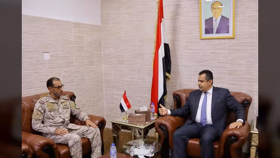 قائد القوات السعودية في عدن يعقد اجتماعين منفصلين برئيسي الحكومة والانتقالي