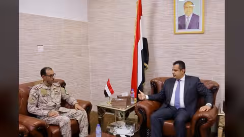 قائد القوات السعودية في عدن يعقد اجتماعين منفصلين برئيسي الحكومة والانتقالي