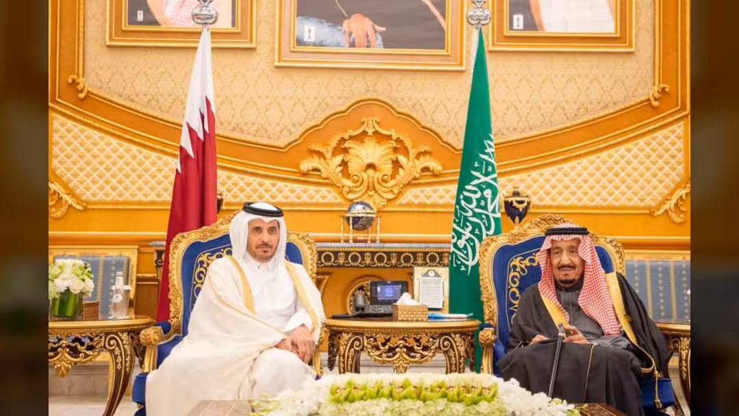وسط جهود حل الأزمة: الملك سلمان يستقبل رئيس وزراء قطر
