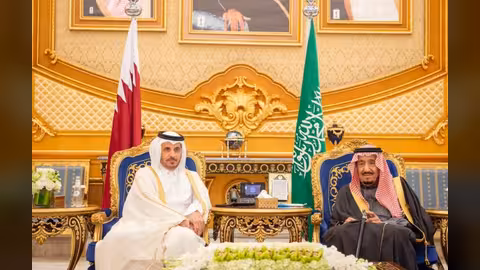 وسط جهود حل الأزمة: الملك سلمان يستقبل رئيس وزراء قطر