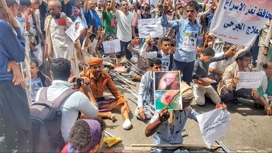 تقرير: جرحى الحرب في اليمن عالقون بلا إعانات بين الموت والحياة