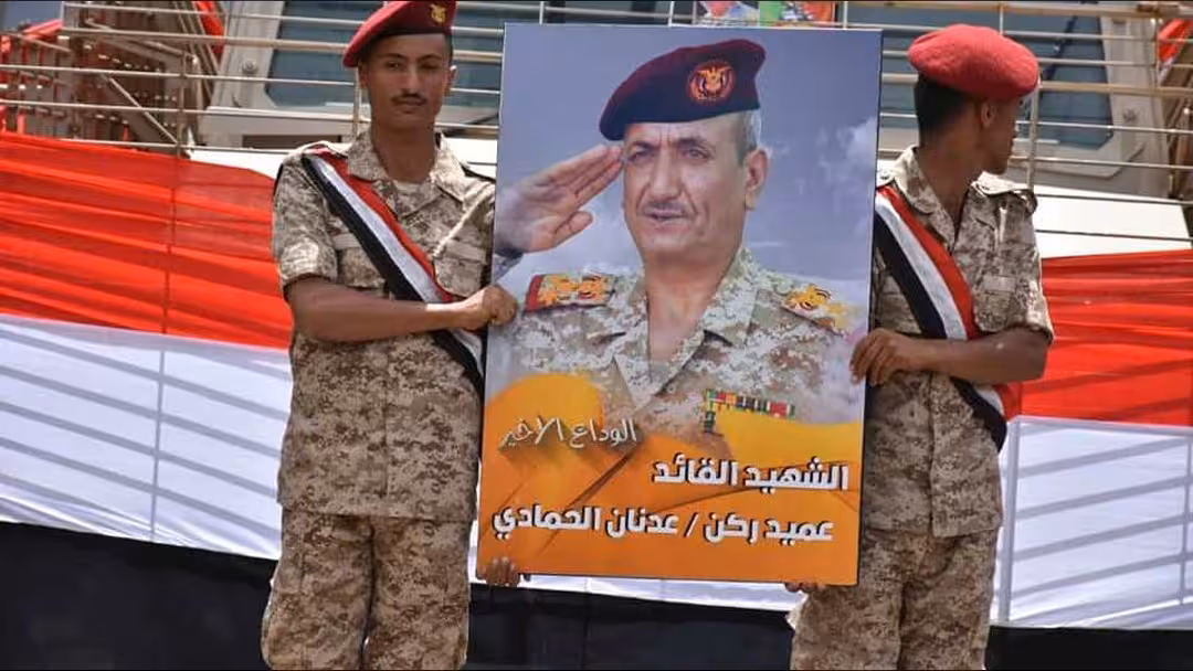صور وفيديو مراسم تشييع عدنان الحمادي وطارق صالح: كان مثالاً للبار بقسمه