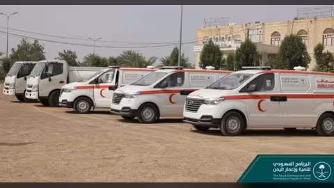 معدات طبية سعودية لمستشفيات مأرب ودعم إزالة مخلفات السيول في عدن