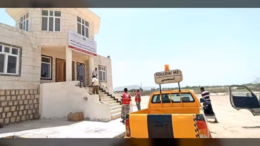 الهلال الأحمر اليمني يطلع على احتياجات مركز العزل في مطار سيئون