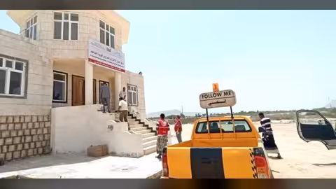 الهلال الأحمر اليمني يطلع على احتياجات مركز العزل في مطار سيئون