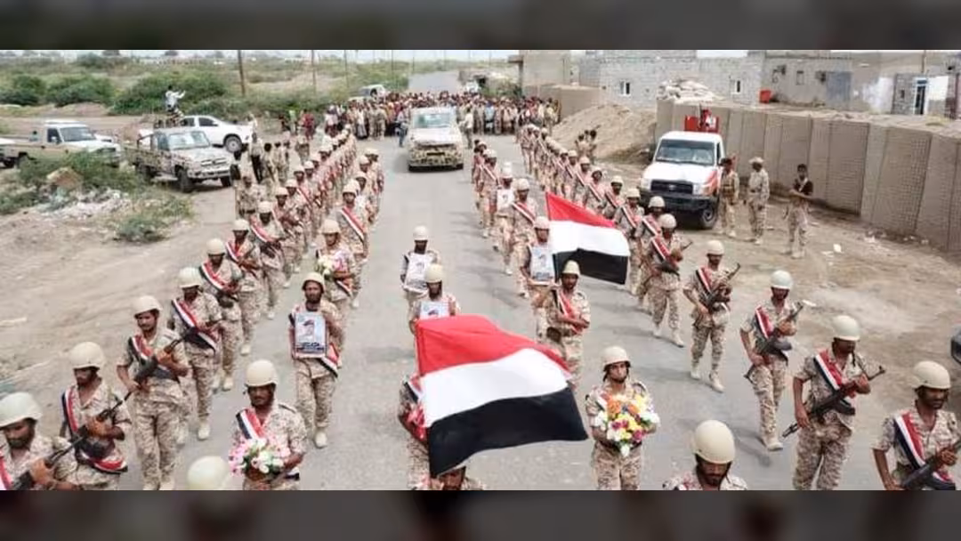 بالفيديو تشييع الصليحي في المخا وطارق صالح: عهداً لليمن بالنصر