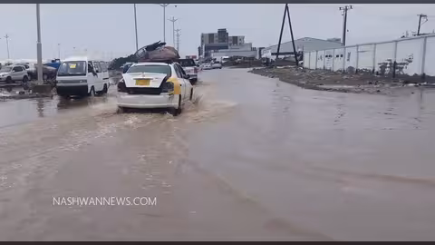 بالفيديو أمطار وسيول تغرق شوارع عدن وتخلف أضراراً بالممتلكات
