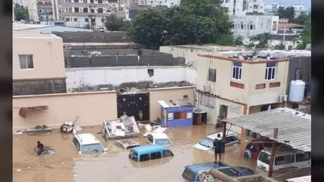 الحكومة: 10 شهداء ضحايا كارثة السيول التي ضربت عدن الثلاثاء