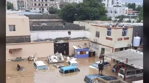 الحكومة: 10 شهداء ضحايا كارثة السيول التي ضربت عدن الثلاثاء
