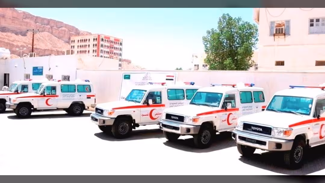 مكاتب الصحة في حضرموت تتسلم 5 سيارات إسعاف بتمويل سعودي