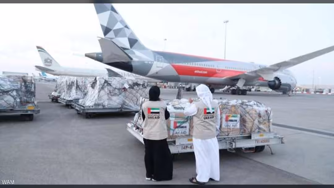 الإمارات ترسل 120 طناً إمدادات طبية وغذائية إلى عدن