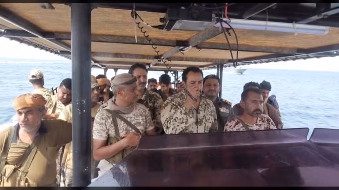 بالصور- مدير خفر السواحل اليمنية وأمن الحديدة في جزيرة حنيش