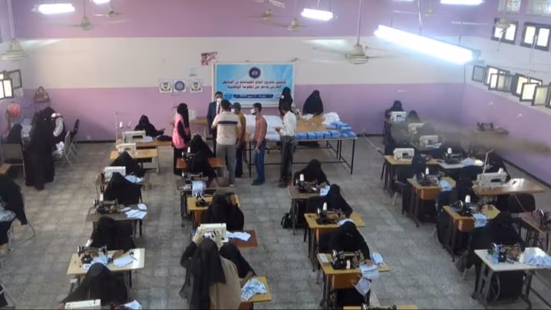 مشغل الخوخة في الحديدة يبدأ إنتاج 100 كمامة للوقاية من كورونا