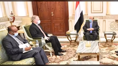 هادي يناقش مستجدات اليمن مع المبعوث غريفيث وسفير أمريكا هنزل