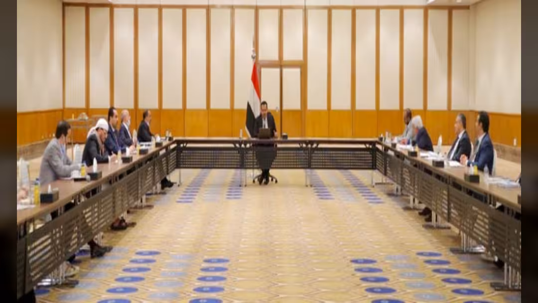 الحكومة: نعمل على توفير المرتبات بكافة المناطق العسكرية والحل إعادة الإيرادات