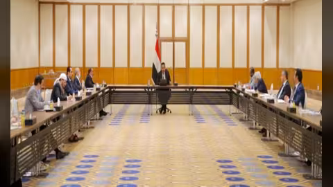 الحكومة: نعمل على توفير المرتبات بكافة المناطق العسكرية والحل إعادة الإيرادات