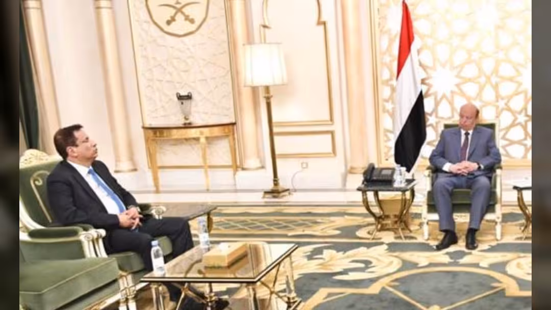 هادي يؤكد أهمية تعزيز الاستقرار في المهرة وتوفير الخدمات