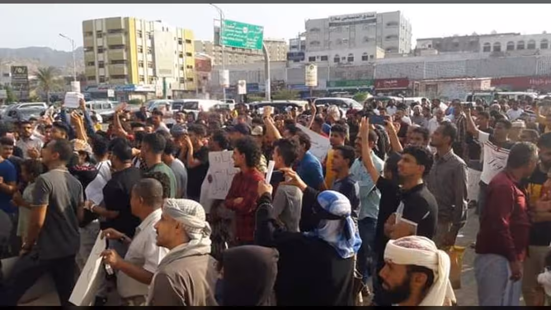 المئات يتظاهرون في عدن احتجاجاً على انقطاعات الكهرباء المتكررة