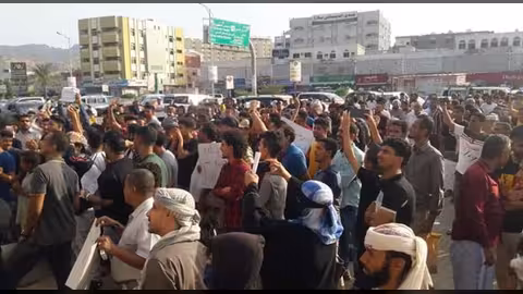 المئات يتظاهرون في عدن احتجاجاً على انقطاعات الكهرباء المتكررة