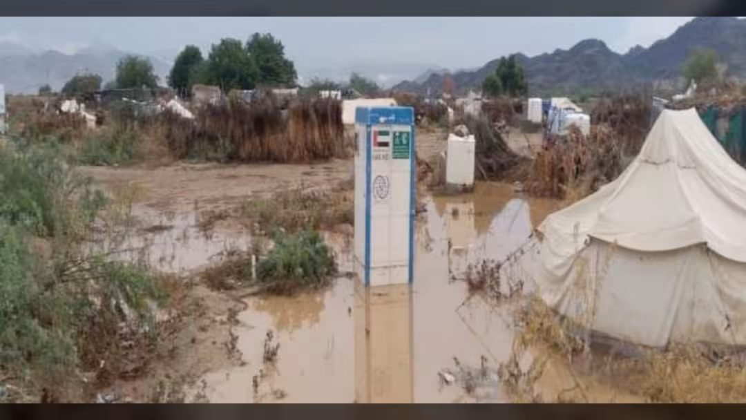 مخيمات النازحين في اليمن: تضرر 2242 أسرة جراء الأمطار بمأرب وأبين والضالع