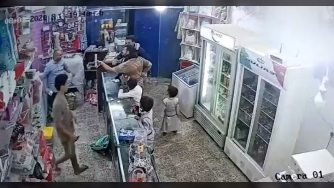 مأرب: عقيد في الشرطة العسكرية يعتدي على عامل محل تجاري