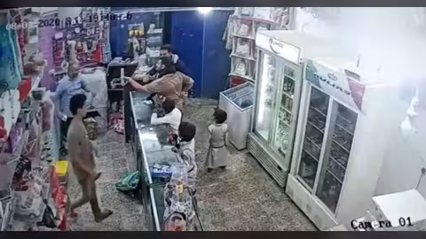 مأرب: عقيد في الشرطة العسكرية يعتدي على عامل محل تجاري